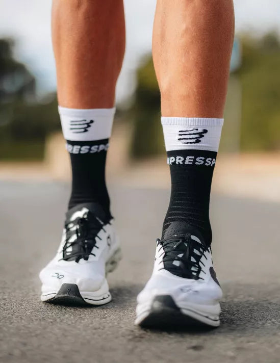 Mid Compression Socks V2.0 - Black White Medias COMPRESSPORT