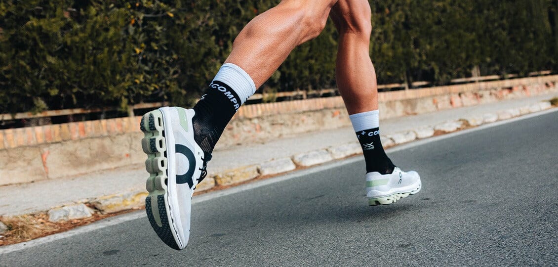 Mid Compression Socks V2.0 - Black White Medias COMPRESSPORT