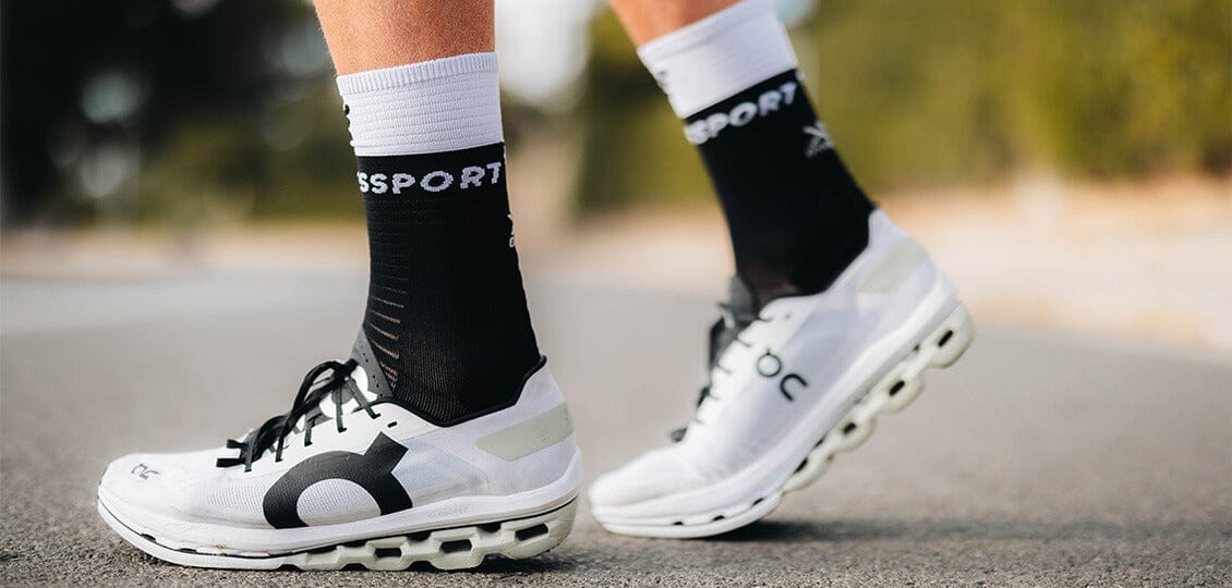 Mid Compression Socks V2.0 - Black White Medias COMPRESSPORT