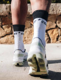 Mid Compression Socks V2.0 - White Black Medias COMPRESSPORT 